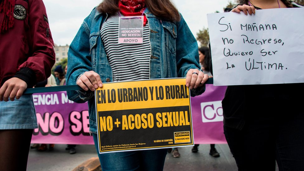 Letreros que dicen "En lo urbano y en lo rural no más acoso sexual" y "Si mañana no regreso, quiero ser la última".