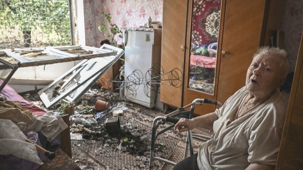 امرأة في شقة تعرضت للقصف في سوليدار، شرق أوكرانيا، 4 يونيو/حزيران 2022