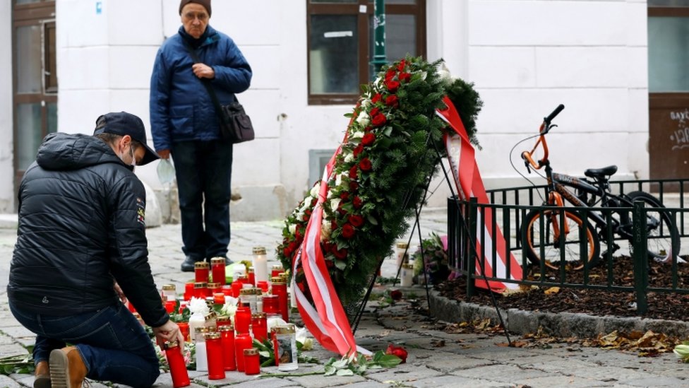 Скорбящий ставит свечу на месте обстрела в Вене, Австрия, 4 ноября 2020 г.