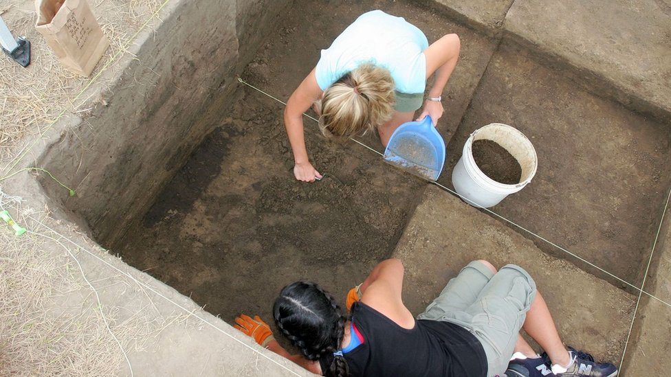 Arqueólogos trabajan en la antigua ciudad de Cahokia.