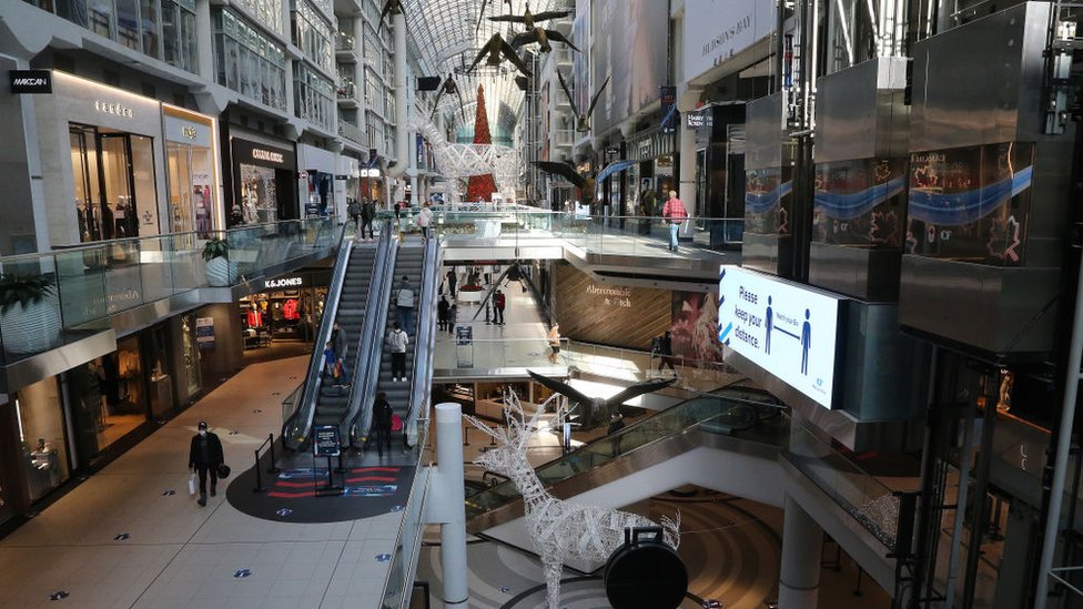 Покупатели проходят через Eaton Center, в то время как жители и предприятия Онтариоса готовятся к объявлению провинции о возможных более строгих мерах по замедлению распространения COVID-19 в Торонто