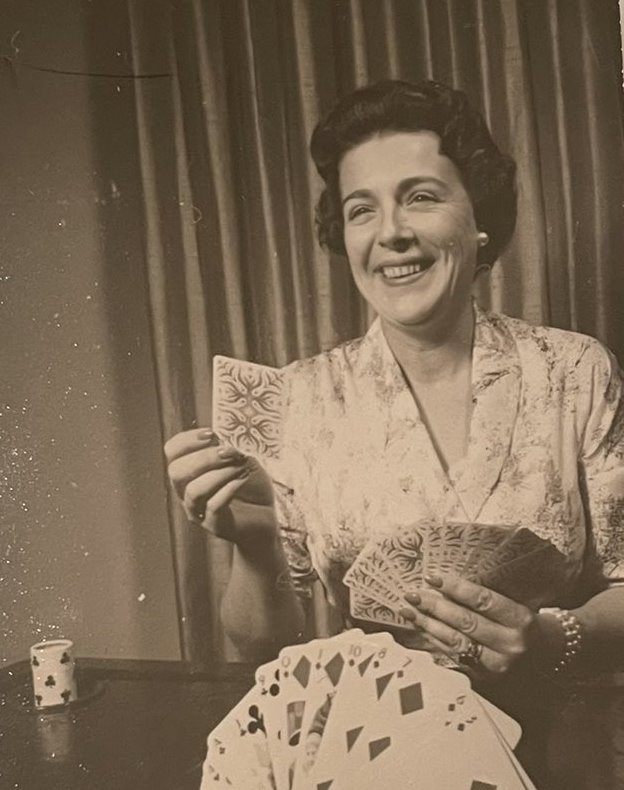Ann Russell Miller jugando a las cartas.
