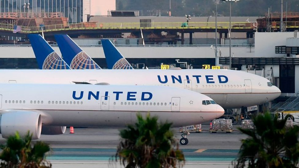 Dos vuelos de united airlines en una pista