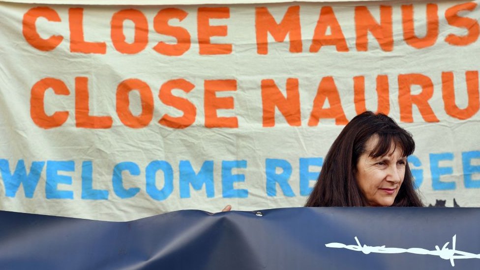 Женщина протестует против офшорных центров содержания под стражей в Австралии для просителей убежища