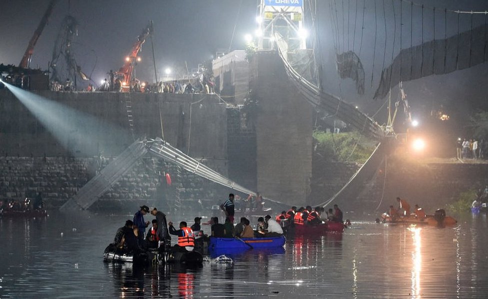 La búsqueda de sobrevivientes tras el colapso del puente.