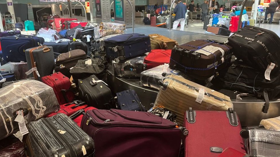 Un grupo de maletas en la zona de desembarque en el aeropuerto de Heathrow