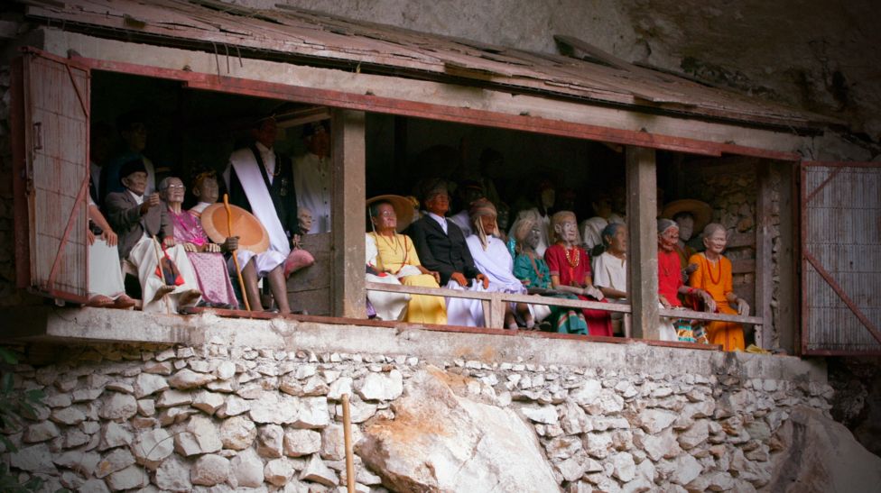Los cuerpos son preservados con formol y se habla de los muertos en tiempo presente, como si estuvieran vivos. Los toraja aseguran que sus rituales hacen menos doloroso el duelo. Restos de ancianos toraja vestidos durante una ceremonia