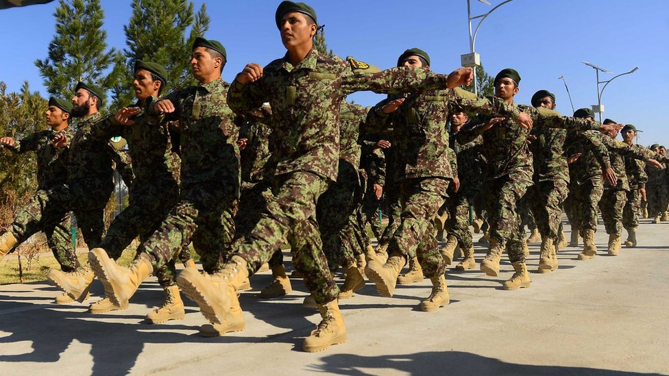 Foto de 2018 mostra turma de cadetes recém-formados do Exército afegão em treinamento em quartel na província de Herat