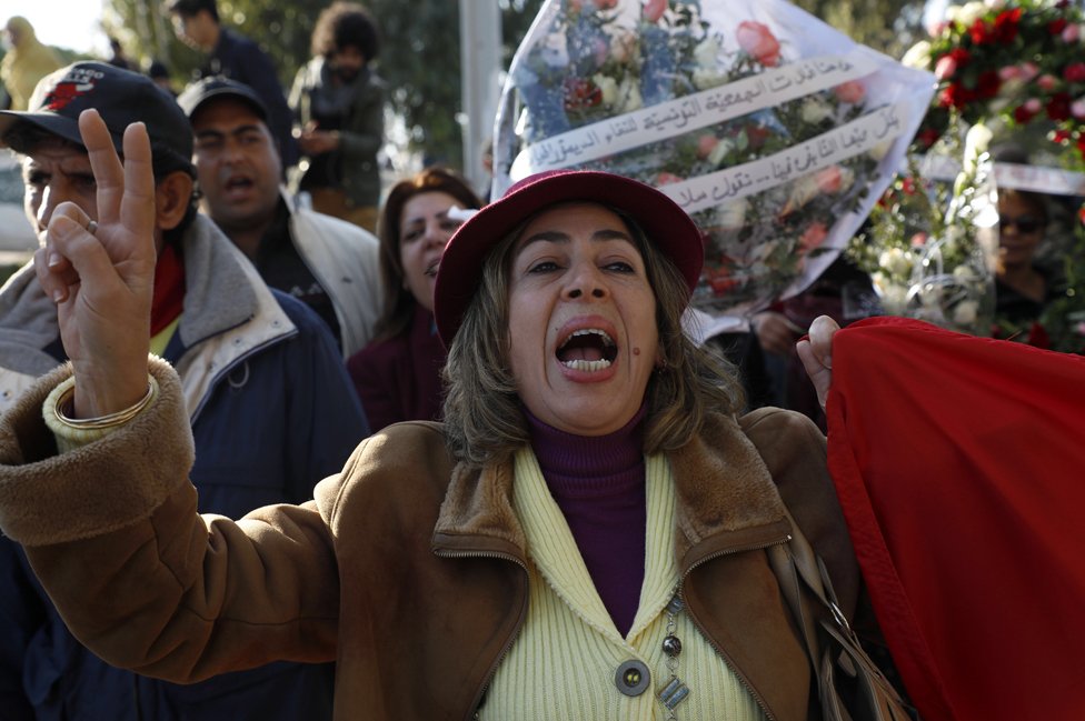 Тунисская женщина оплакивает похороны правозащитницы, интернет-активиста и блоггера Лины Бен Мхенни, которая ранее была номинирована на Нобелевскую премию мира в Тунисе, Тунис, 28 января 2020 года