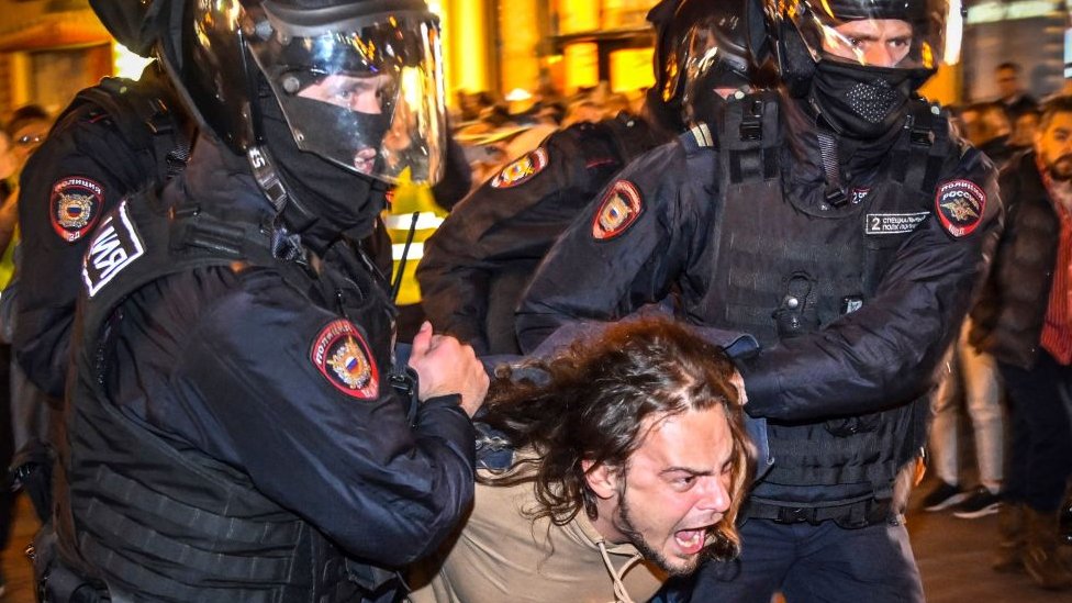 ضباط الشرطة يعتقلون رجلا؛ بعد دعوات للاحتجاج على التعبئة الجزئية التي أعلنها الرئيس الروسي، في موسكو، في 21 سبتمبر 2022.