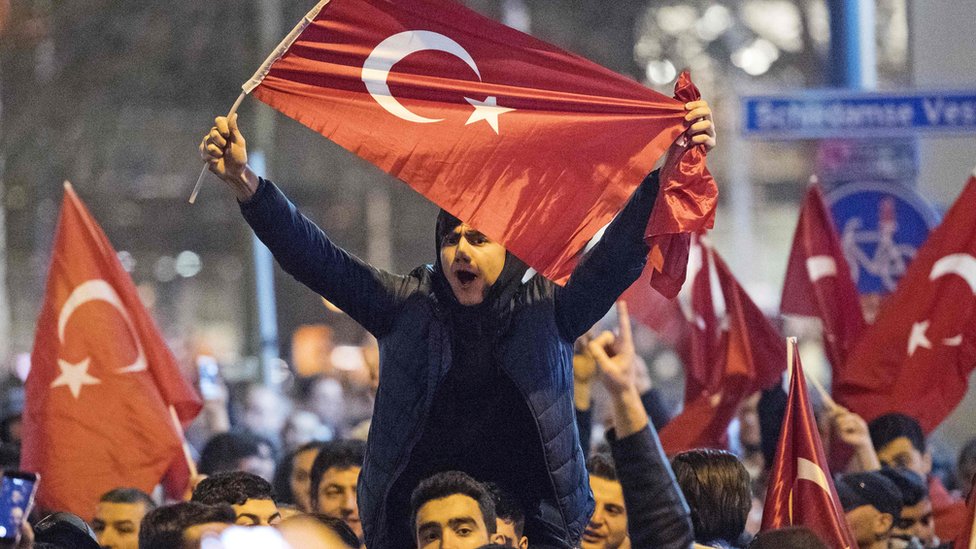 Rotterdam'da Türkiye kökenli bir grubun yaptığı gösteriler