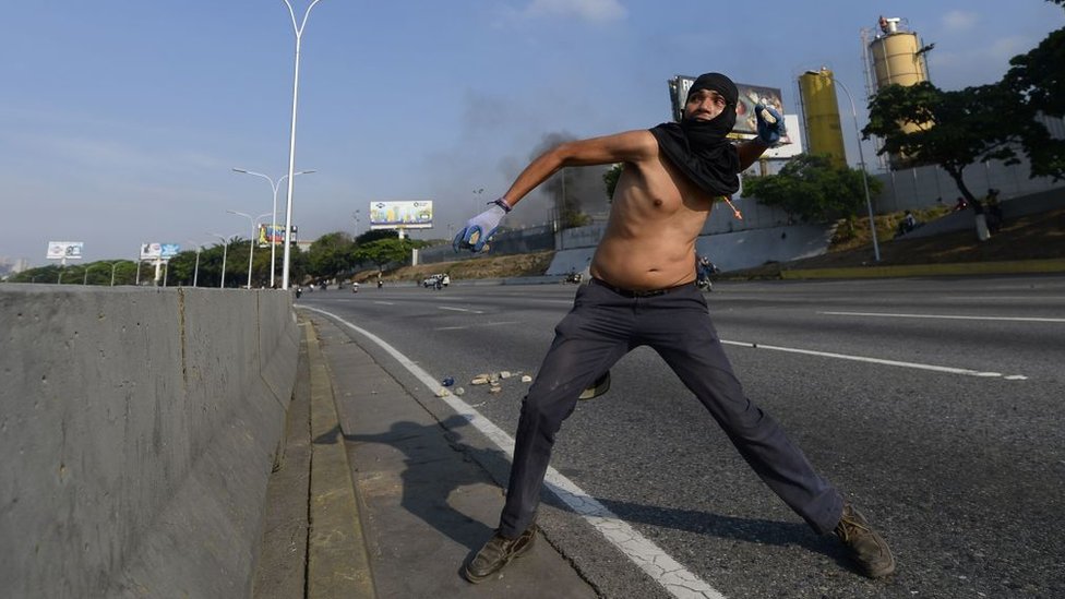 Hombre lanza un artefacto explosivo Hombre lanza un artefacto explosivo