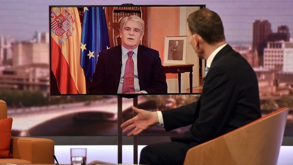El ministro de Exteriores español, Alfonso Dastis, le dijo a la BBC que su gobierno solo está siguiendo la Constitución. Alfonso Dastis en entrevista con Andrew Marr.