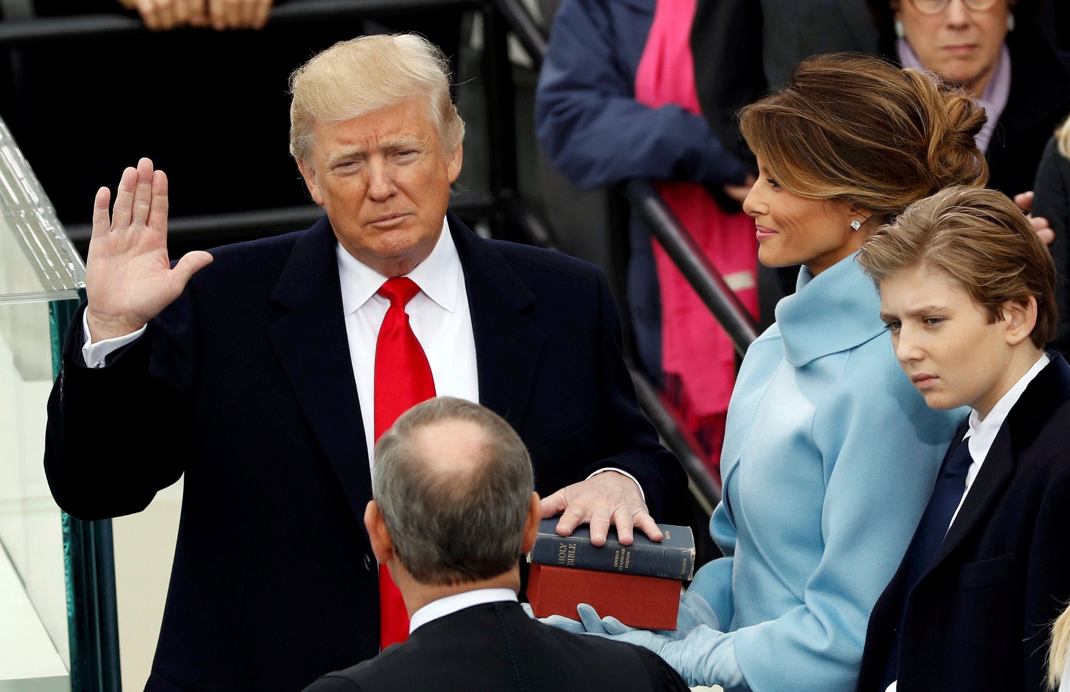 Дональд Трамп принимает присягу