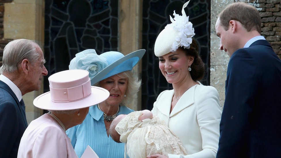 Camila con la reina, el príncipe Felipe, la princesa Kate y el príncipe William en el bautizo de la princesa Charlotte