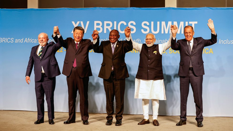 （從左至右）巴西總統盧拉、中國國家主席習近平、南非總統拉馬福薩、印度總理莫迪與俄羅斯外長拉夫羅夫在南非約翰內斯堡金磚國家峰會上合照（23/8/2023）