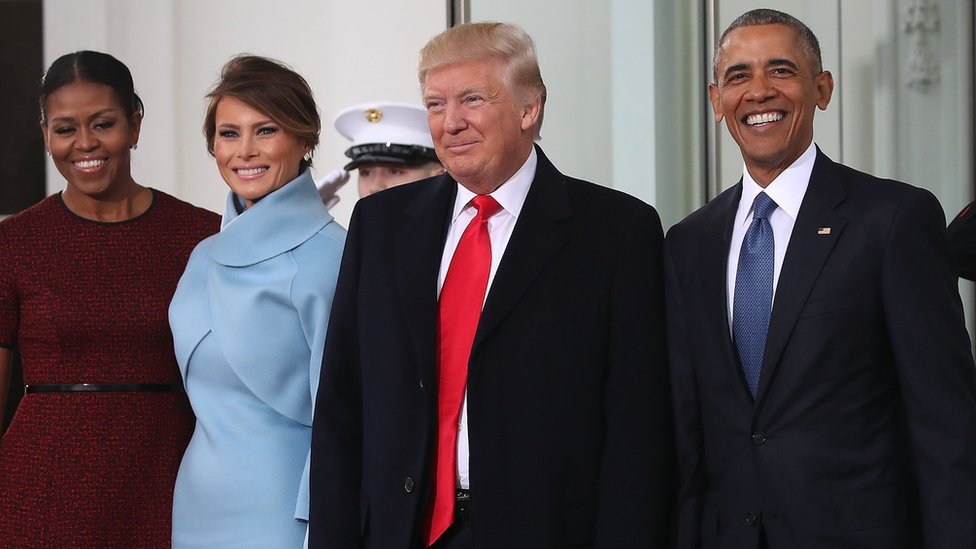 2017年特朗普宣誓就任總統當日，與前任總統奧巴馬夫婦合影。