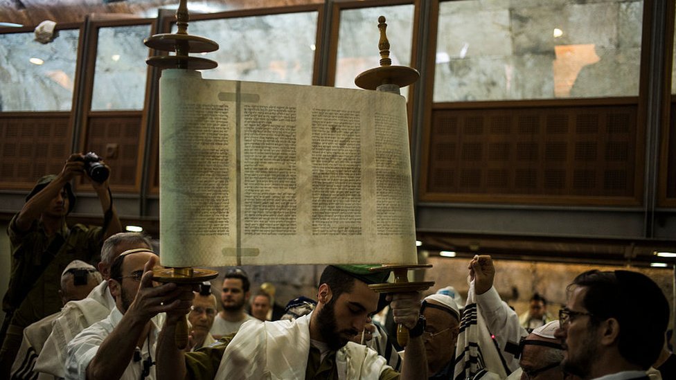 El rollo de la Torá ?La Ley?, es núcleo de la religión judía. rollo de la Torá