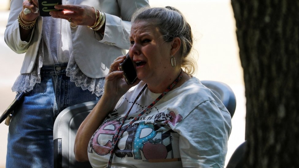 Una mujer llora mientras habla por teléfono en Uvalde, Texas
