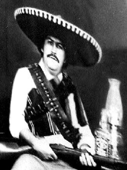 Escobar disfrazado de mariachi