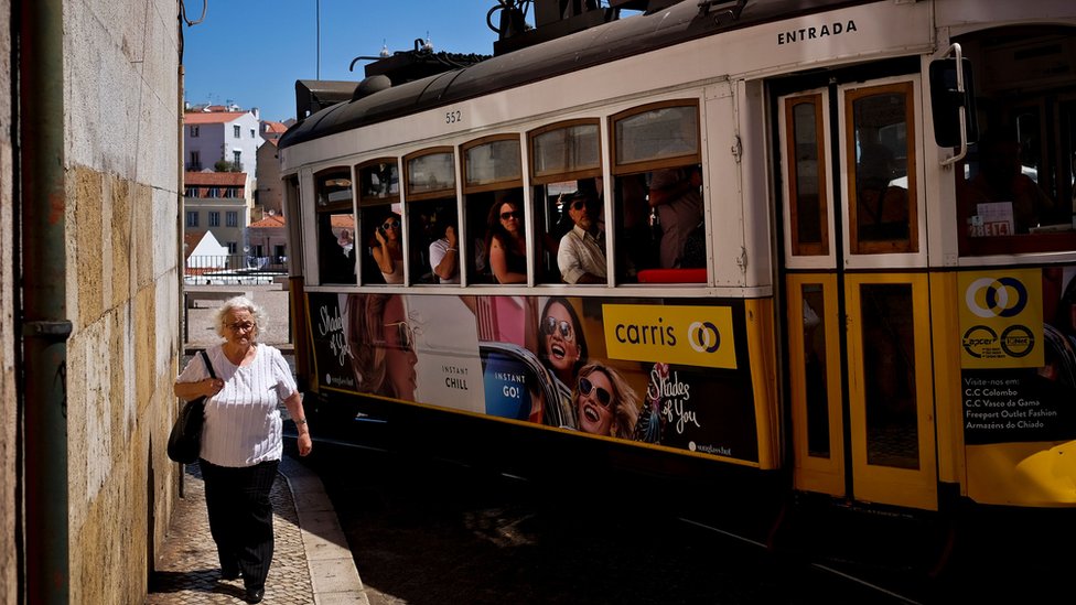 Según organizaciones feministas, la sentencia refleja la mentalidad machista y sexista que todavía existe en parte de la sociedad portuguesa. Una mujer pasea por Lisboa ante un tranvía.