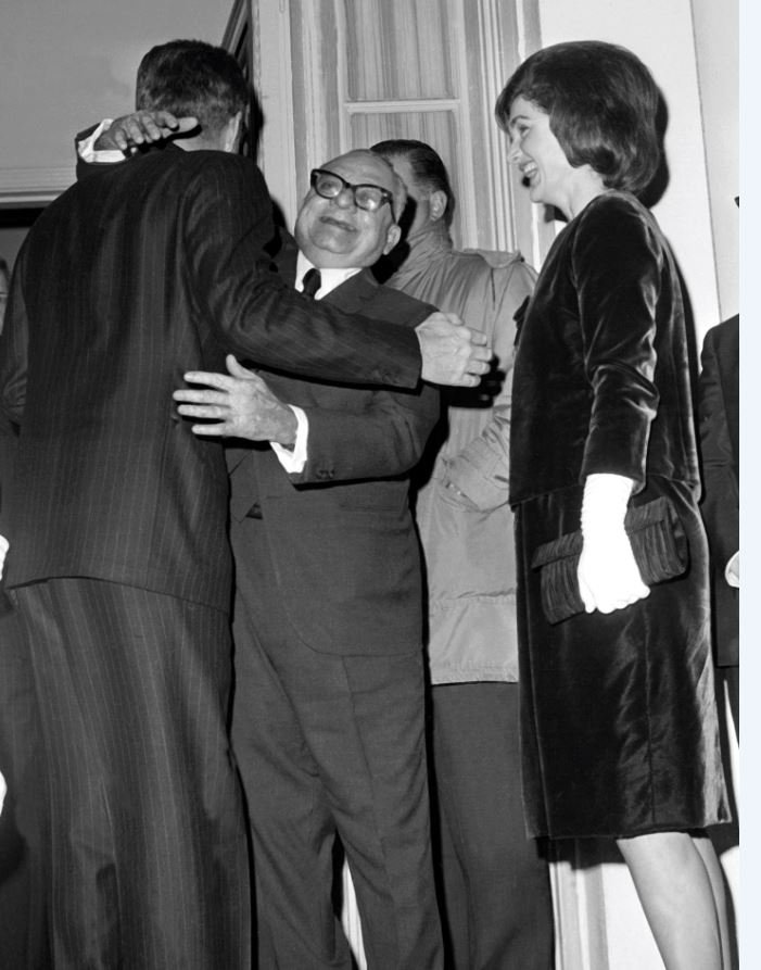 Rómulo Betancourt abraza a JF. Kennedy