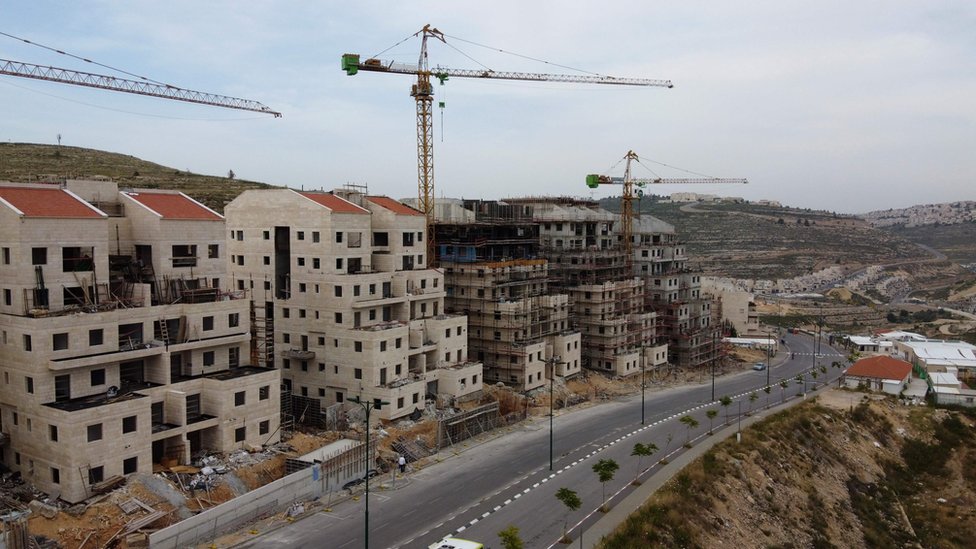 Строительство еврейского поселения Гиват Зеев на оккупированном Западном берегу (13 мая 2020 г.)
