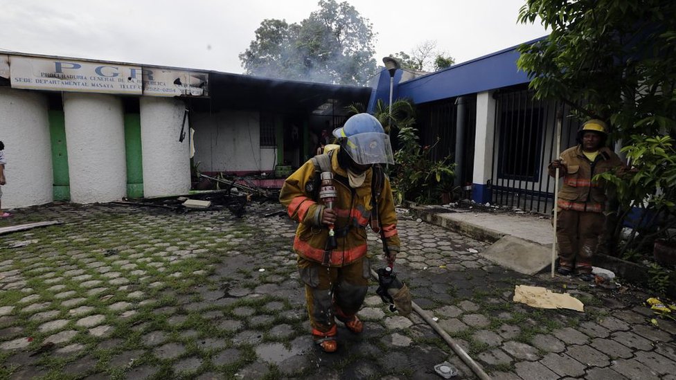 Bombero saliendo de edificio