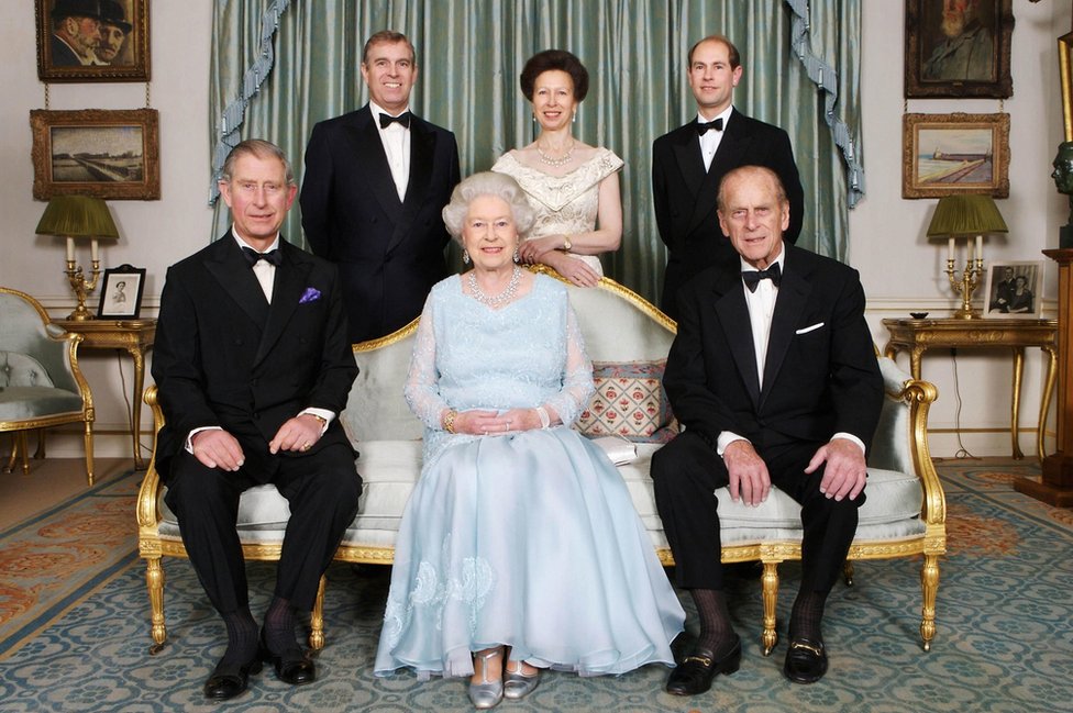 Porodični portret nastao na proslavi godišnjice braka kraljice i Vojvode od Edinburga