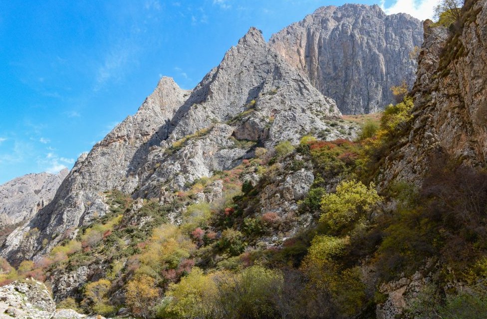 Осенний вид на долину реки Цзянла, где находится карстовая пещера Байшия