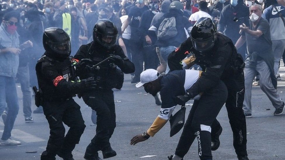 الشرطة تشتبك مع متظاهرين في فرنسا