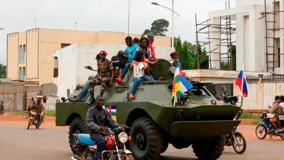 Российский бронетранспортер (БТР) проезжает по улице во время доставки бронетехники для армии Центральноафриканской Республики в Банги