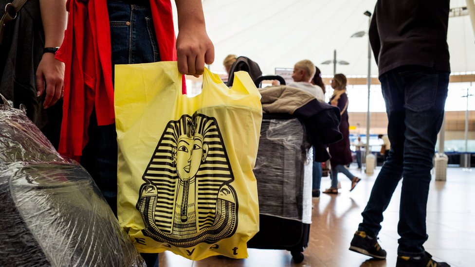 Viajar de Nueva York a Londres costó US$3.160 en promedio durante 2015. En 2016 el precio se redujo a US$2.006, según el sitio de venta de boletos y servicios turísticos Kayac. Turistas con bolsos de viaje