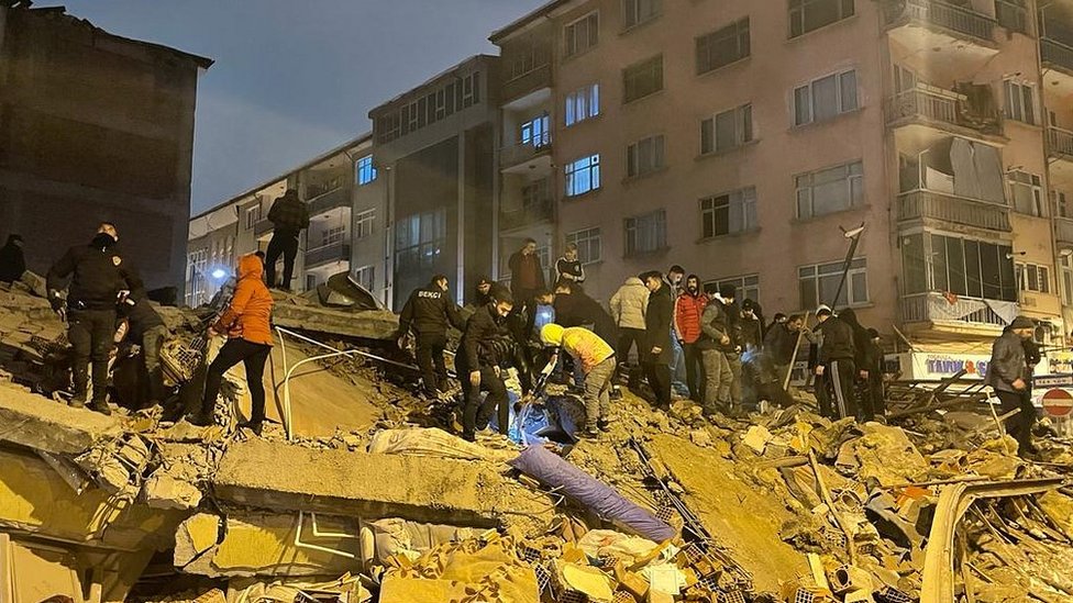 Мощное землетрясение в Турции: обрушились здания, под завалами могут быть люди