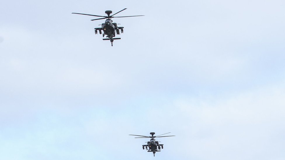 Два вертолета Apache летают в воздухе