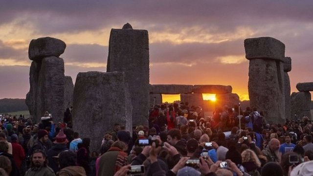 Summer solstice brings glorious sunrise - BBC News