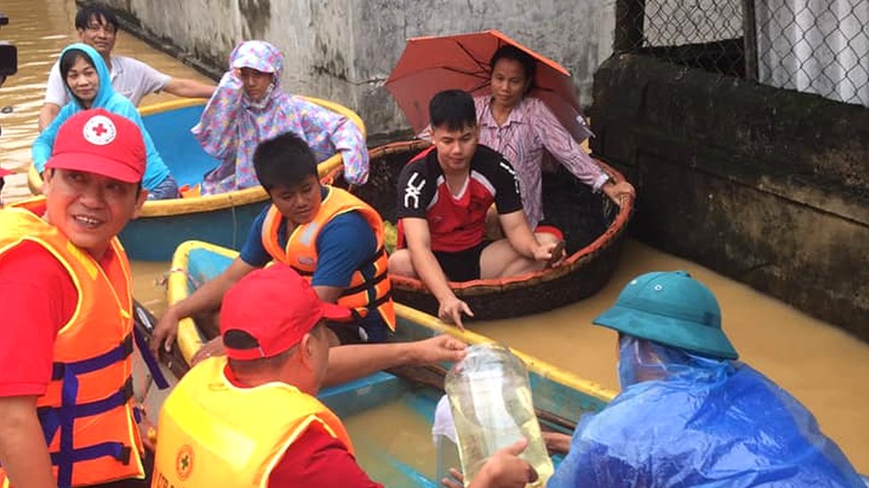 Добровольцы Красного Креста используют небольшие лодки, чтобы добраться до нуждающихся в помощи