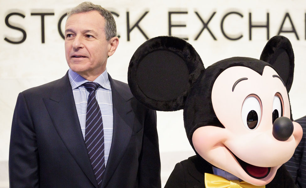 Bob Iger con Mickey Mouse.