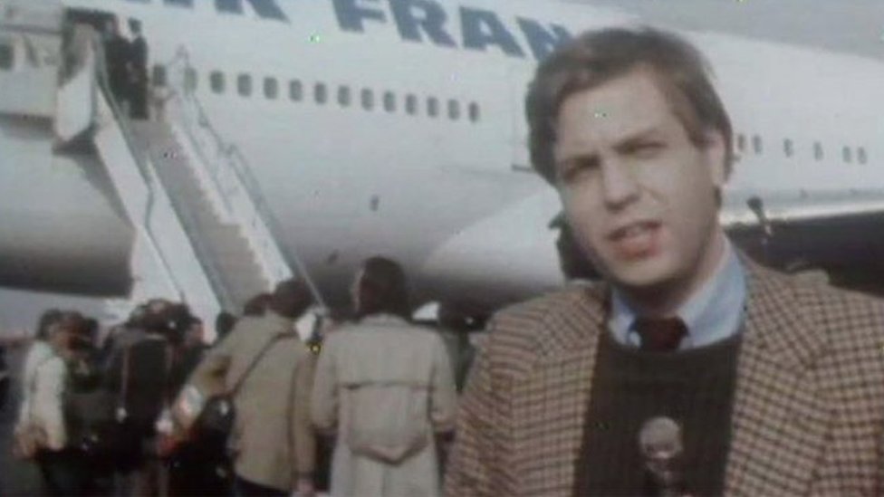 Džon Simpson stoji ispred aviona kojim je Homeini stigao u Teheran 1. februara 1979.