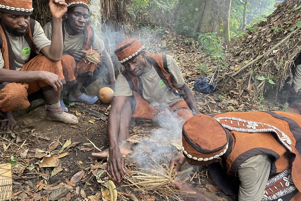 Batwa halkı turistlere geleneksel ateş yakma yöntemlerini gösteriyor