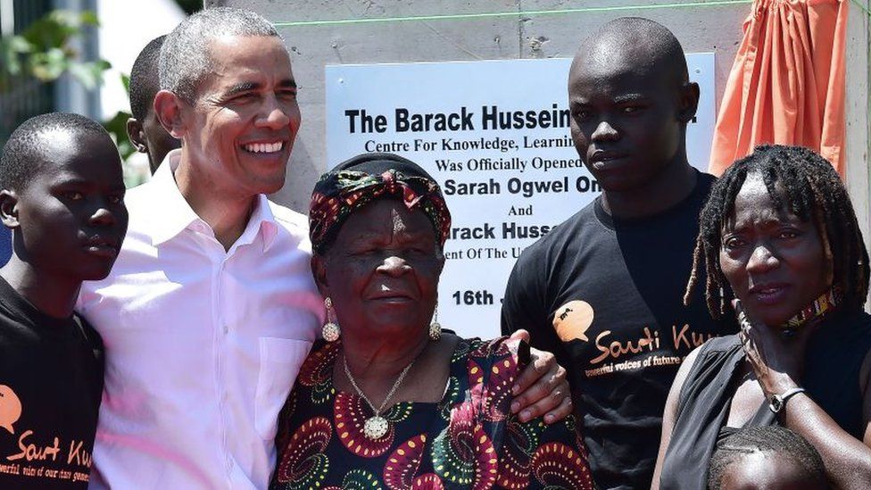 باراك أوباما مع سارة أوباما وأفراد من العائلة في كينيا