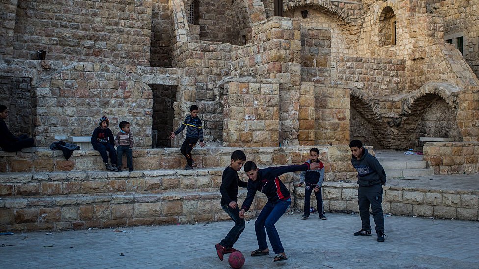 Niños palestinos jugando fútbol en Cisjordania.