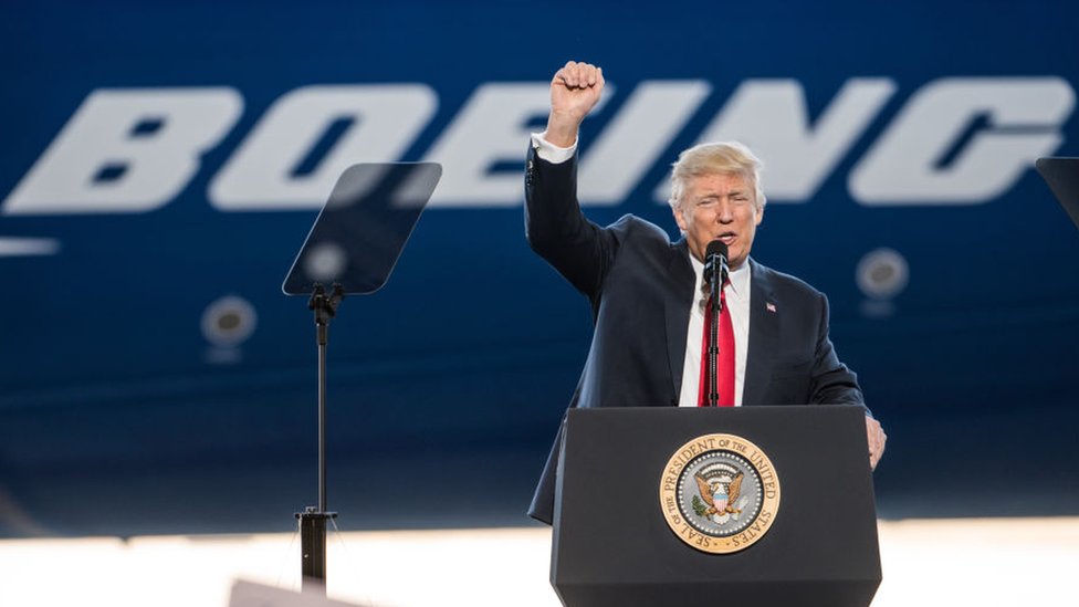 Donald Trump durante su visita a la planta de Boeing en North Charlestone, Carolina del Sur, en 2017.
