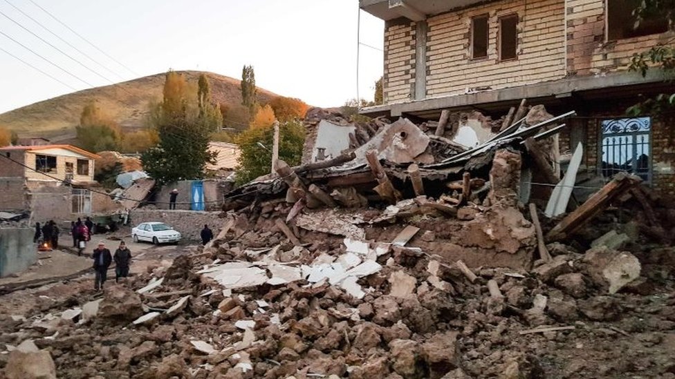 Iran earthquake: Five killed and hundreds injured - BBC News