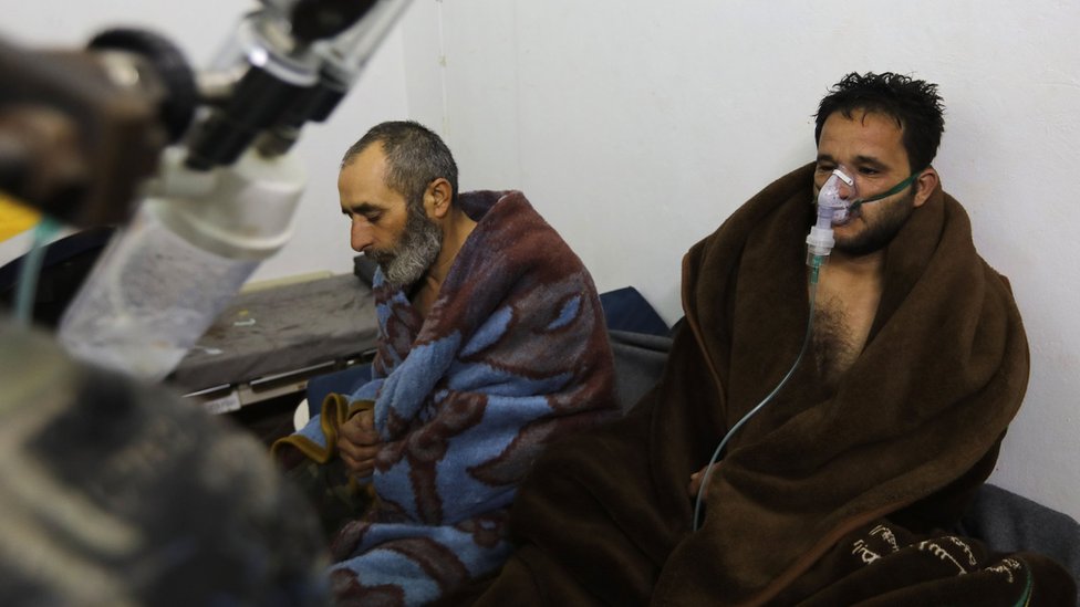 Сообщается, что сирийцы, страдающие от затрудненного дыхания после авиаудара сирийского правительства по городу Саракеб, отдыхают в полевом госпитале (4 февраля 2018 г.)