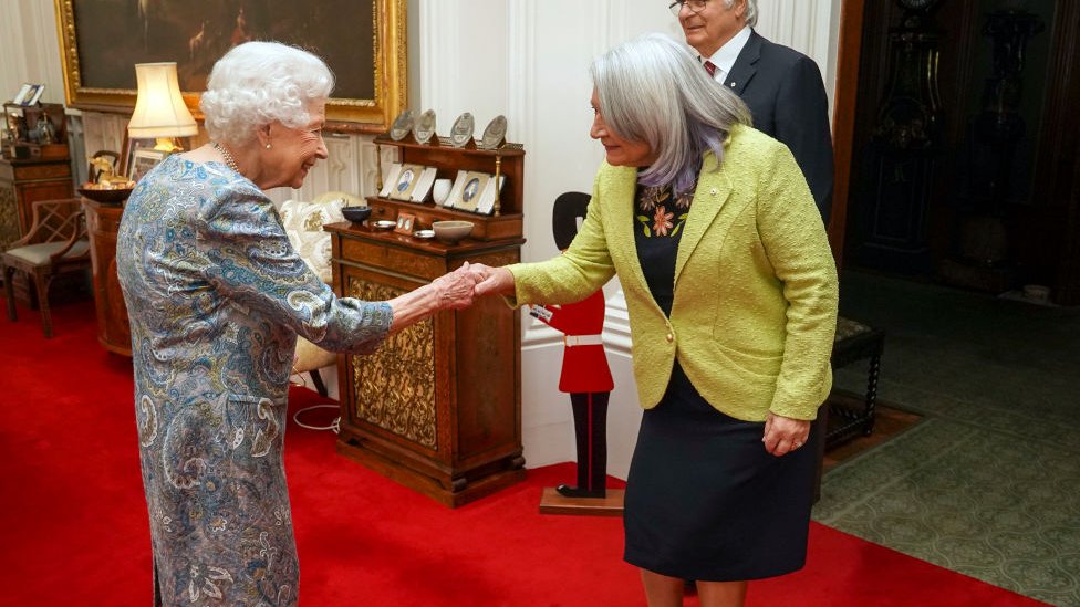[출처: Getty Images] 메리 사이먼 캐나다 총독과 엘리자베스 2세 여왕의 만남