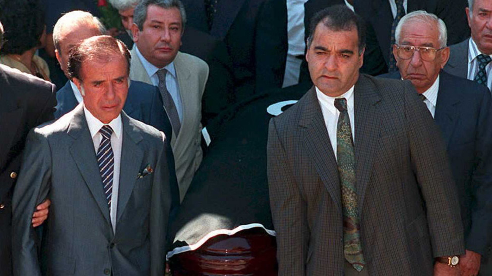 La muerte de Carlitos conmovió al país y hoy todavía suscita todo tipo de sentimientos y teorías. Entierro de Carlos Menem jr