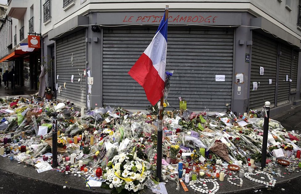 Цветы, оставленные возле Le Petit Cambodge в Париже, где в ноябре 2015 года произошла стрельба