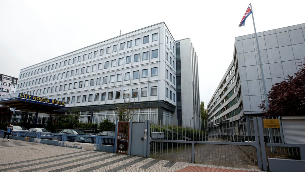 Esta foto muestra cómo el albergue se encuentra en la misma parcela que la embajada de Corea del Norte City Hostel Berlin