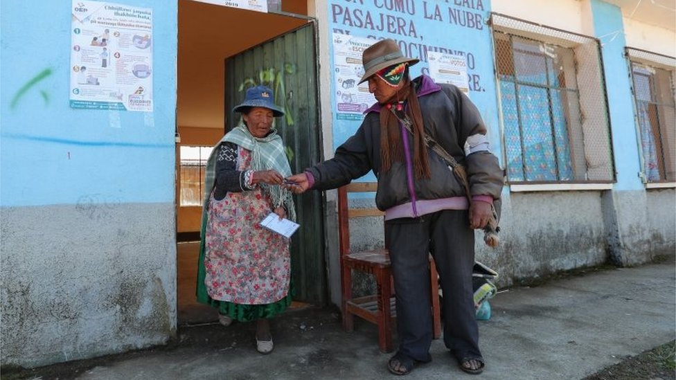 Избиратели покидают избирательный участок в Патаманте, Боливия, 20 октября 2019 г.
